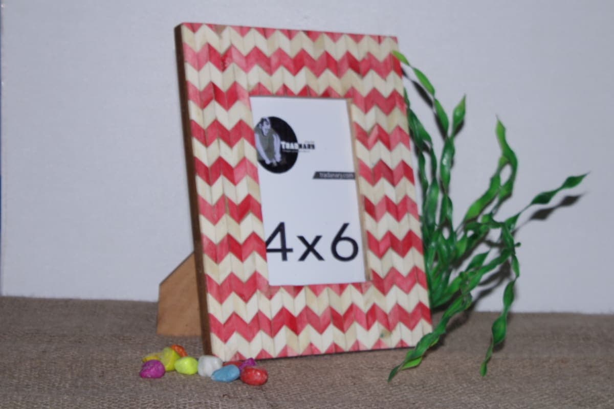Stylish Photo Frame With Zigzag Pattern