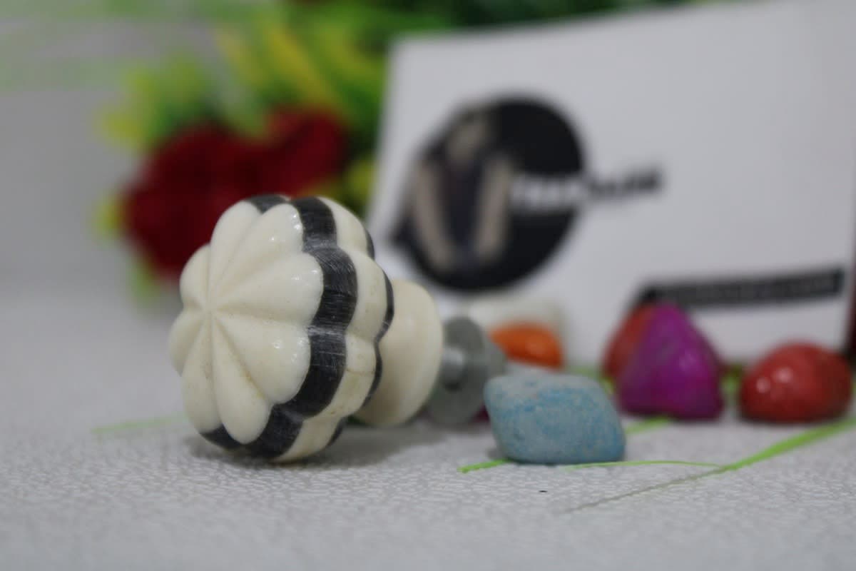 White & Black Buffalo Bone Flower Design Knob 