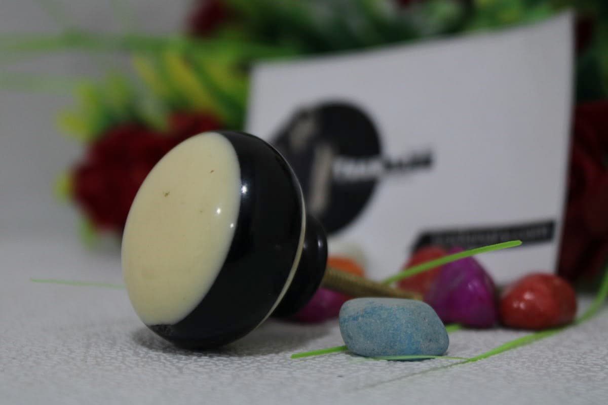 Black & White Resin Knob 