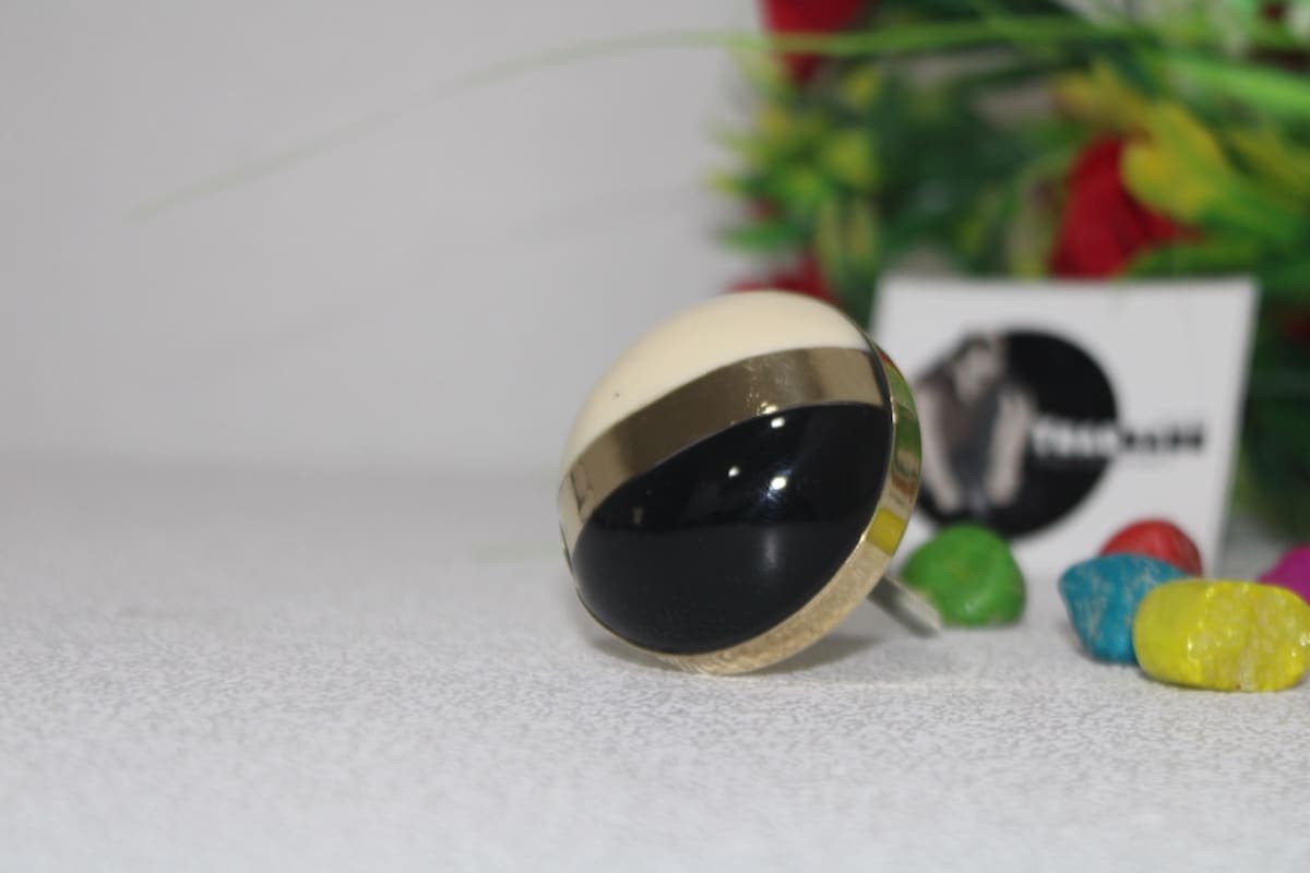 Black & White Resin