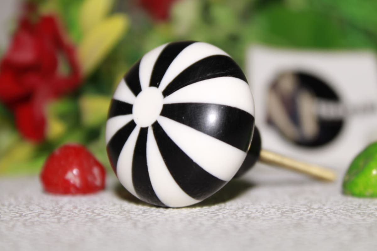 Black & White Design Round Knob