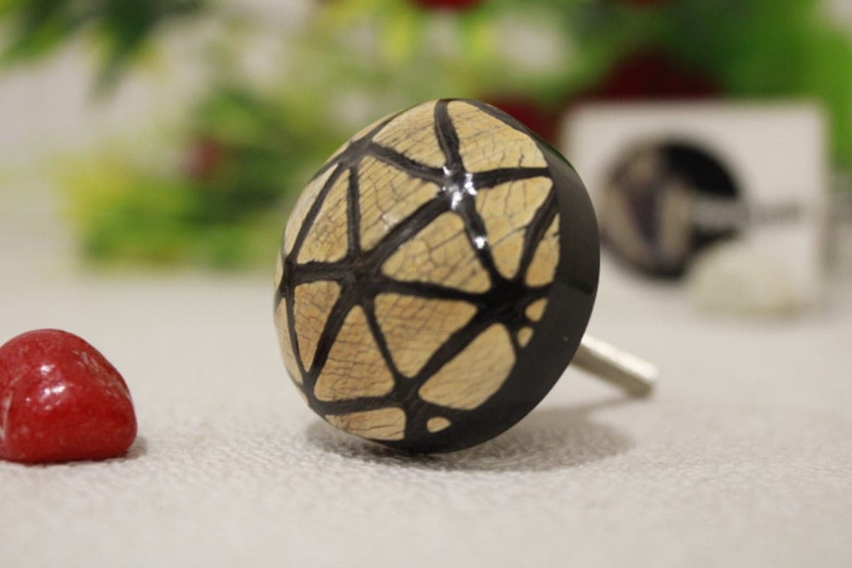 Horn Knob In Triangle Lines Design