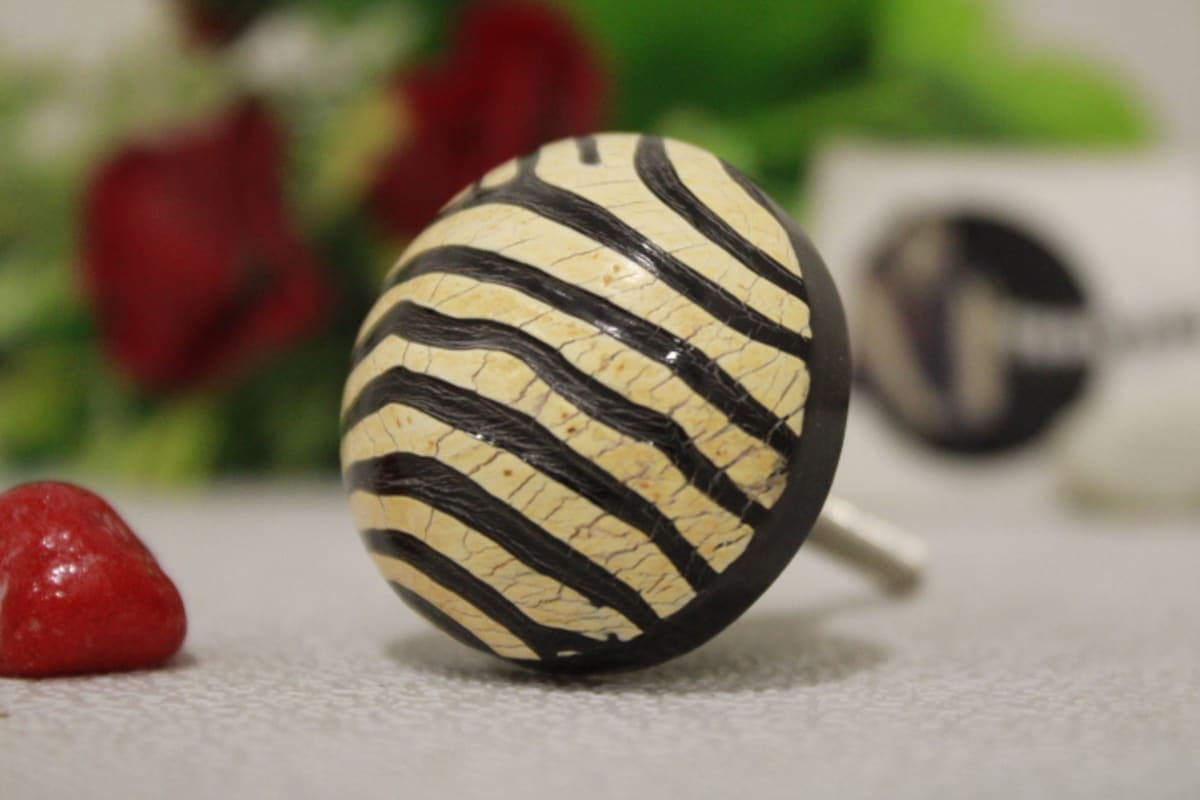 Horn Knob In Black Lines Design