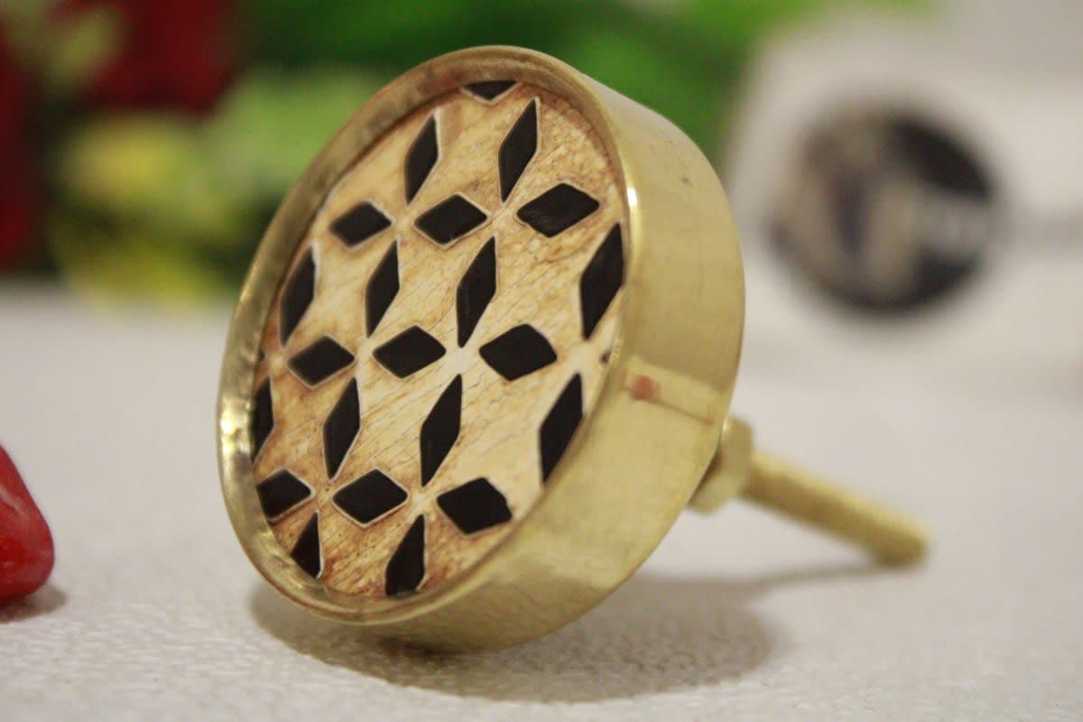 Horn Knob In Leaves Pattern Design