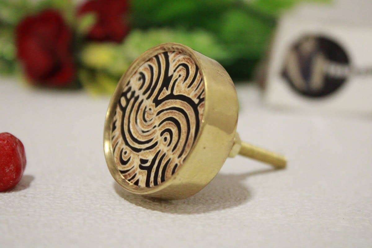 Horn Knob In Snake Pattern Design