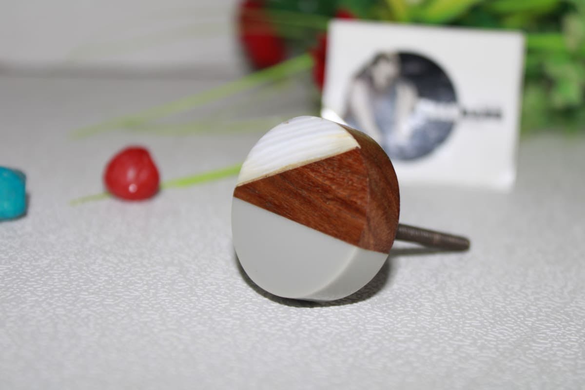 Knob In White Resin And Wood