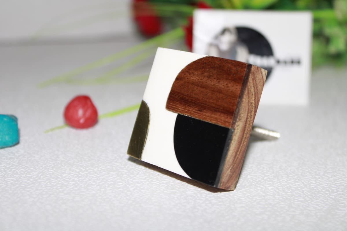 Square Knob In Wood And Resin