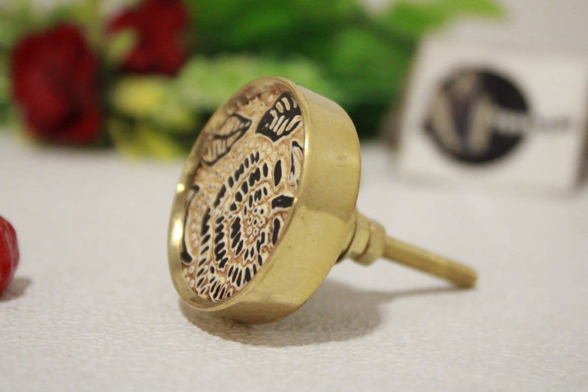 Leaves Design Horn & Molded Brass Knob